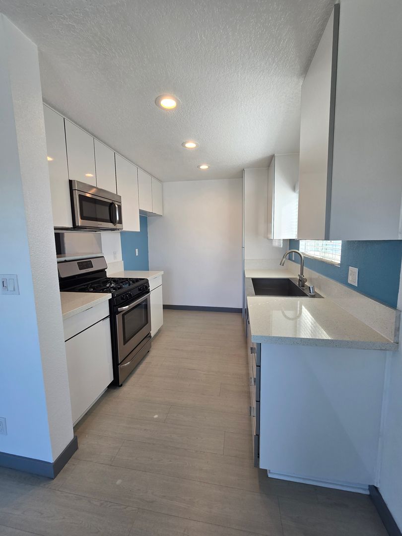 Costa Mesa Apartment: 126 E. 18th Street