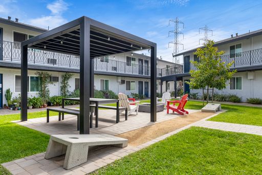 The 5800 | 2 Bed 1 Bath | Upstairs – photo 1