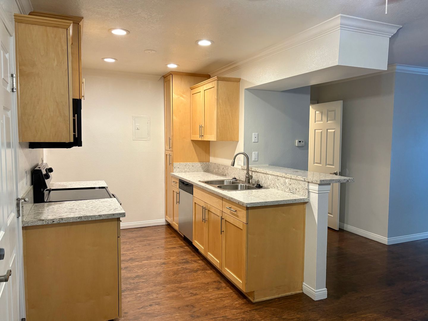 Anaheim Apartment: 2970 W. Orange Avenue