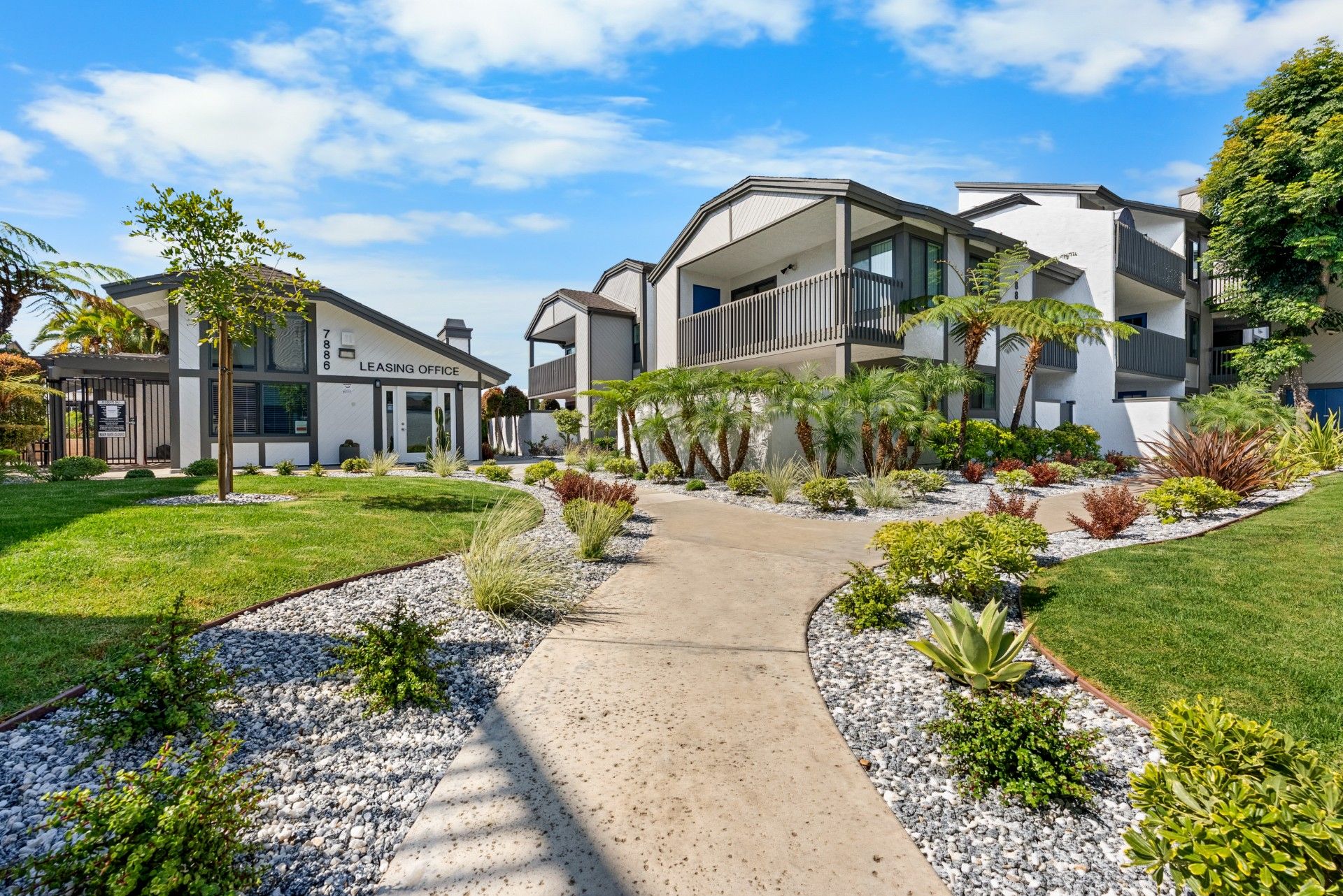 Huntington Beach Apartment: 7881-7912 Beachpoint Circle