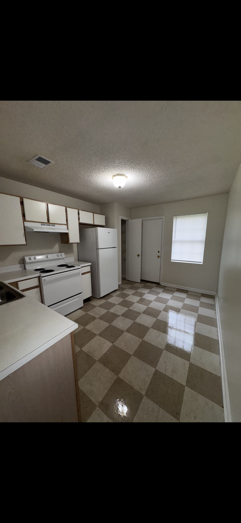 Camilla Apartment: 550 Green Gables Court