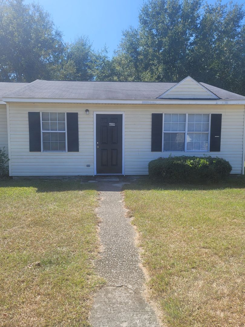 Camilla Apartment: 609 Green Gables Court