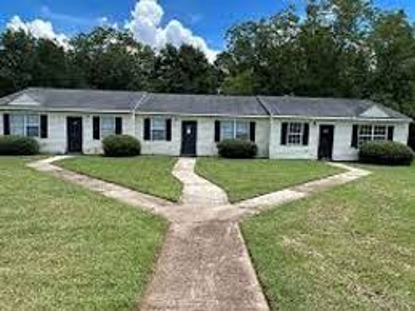 Camilla Apartment: 600 Green Gables Court