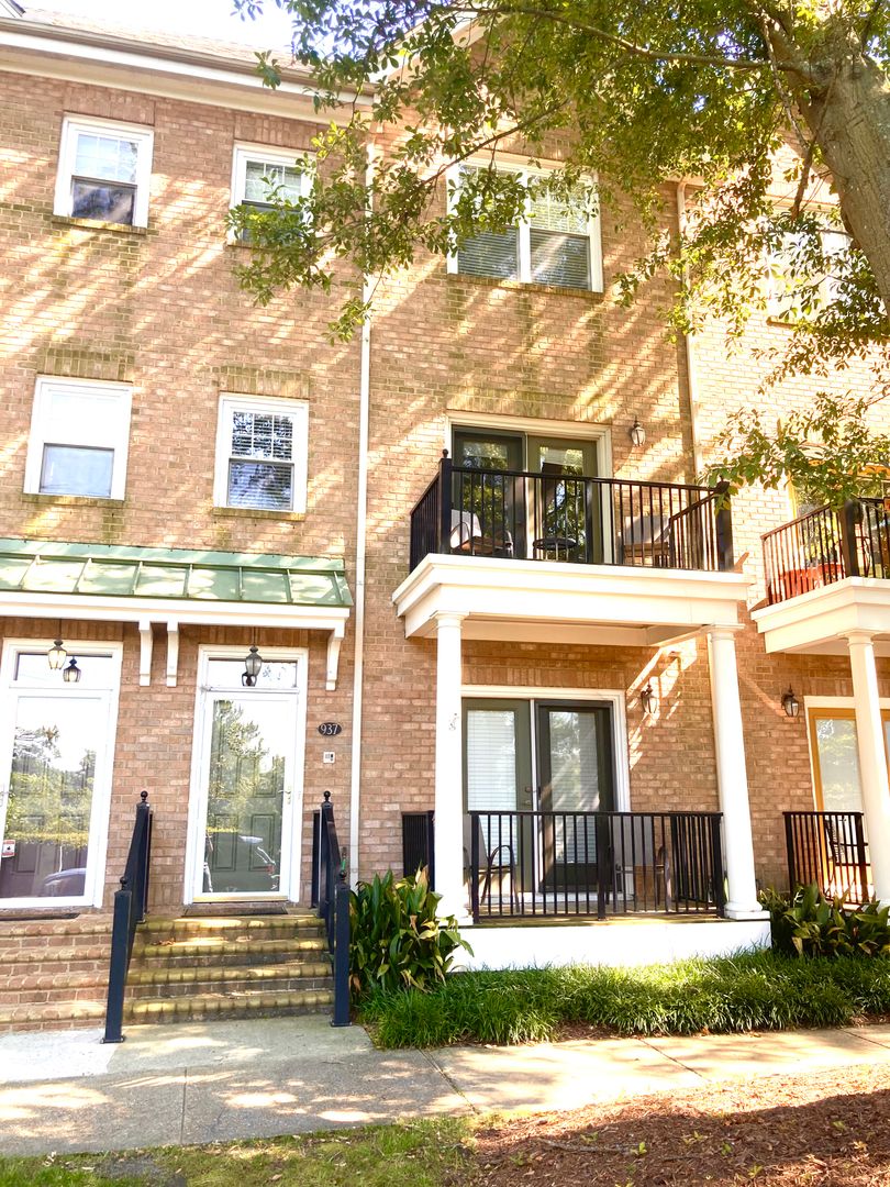 Norfolk Townhome: 937 Bolling Ave