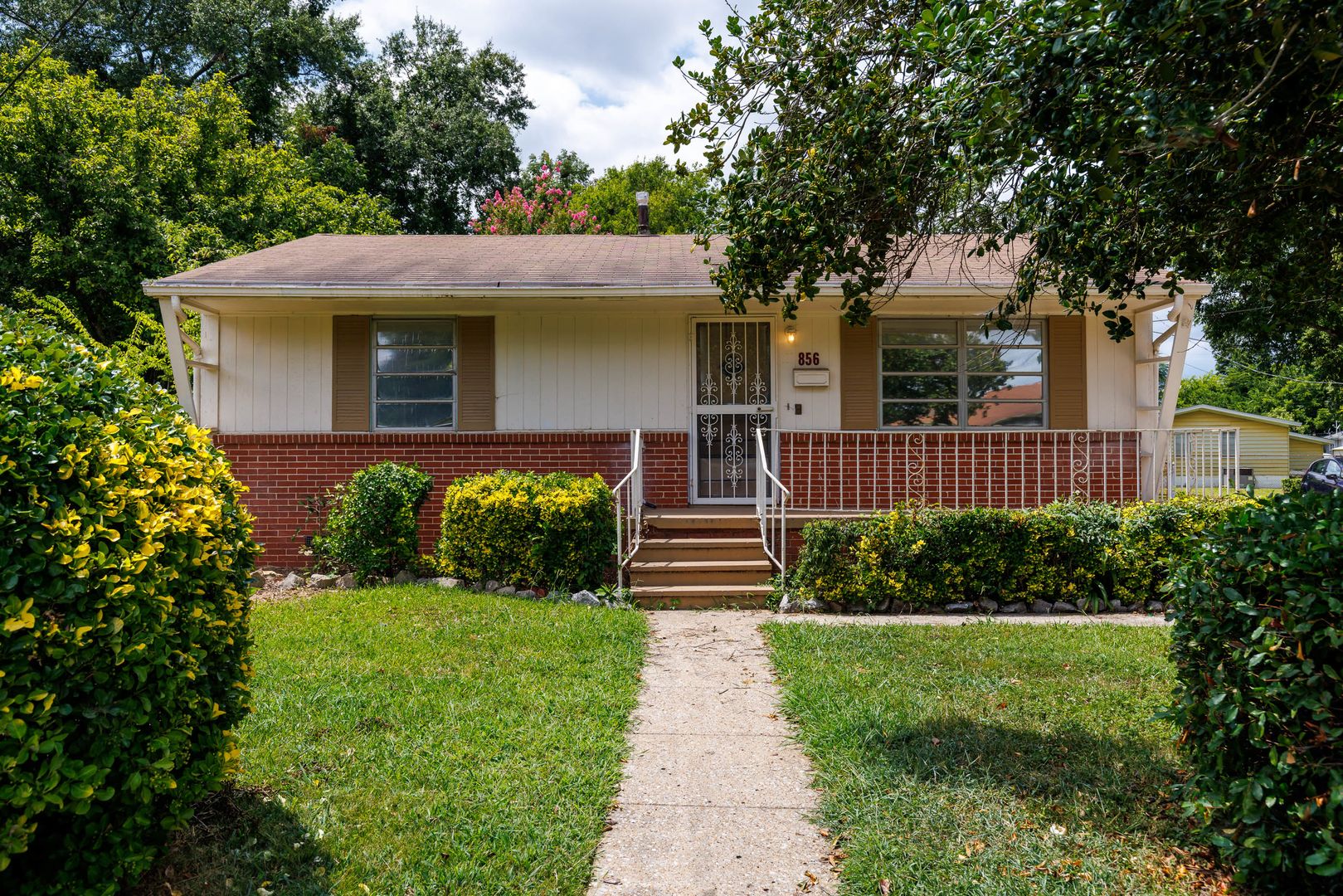 Birmingham House: 856 Center Way SW