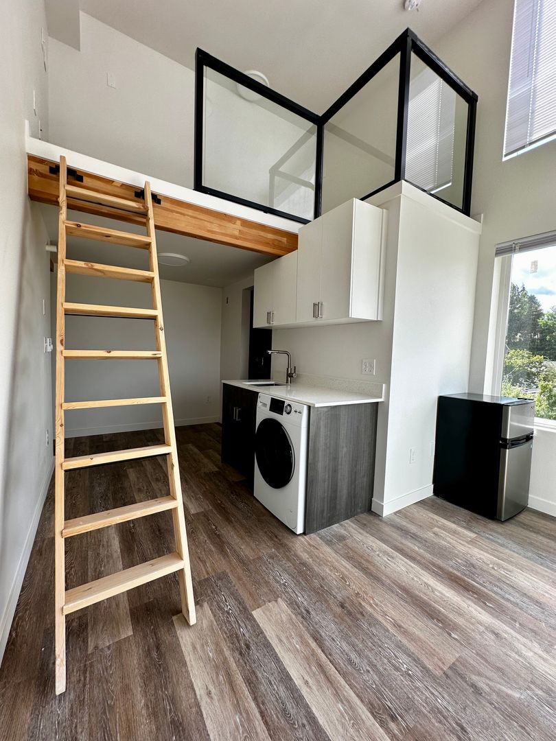 Seattle Apartment: 3050 SW Avalon Way