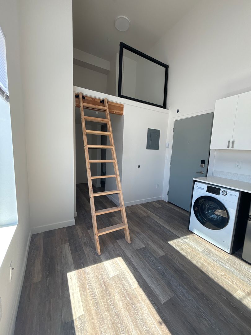 Seattle Apartment: 3050 SW Avalon Way