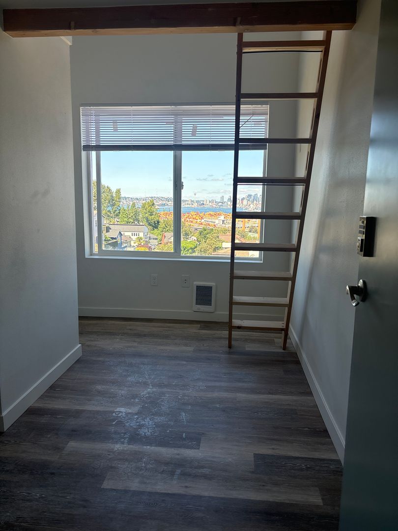 Seattle Apartment: 3050 SW Avalon Way