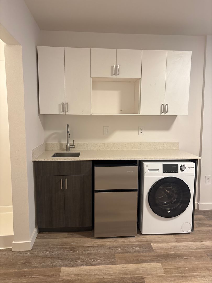 Seattle Apartment: 3050 SW Avalon Way