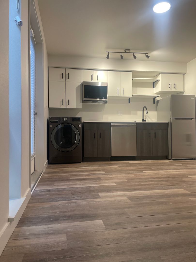 Laundry room at S28 Bode Westwood (3 of 3)