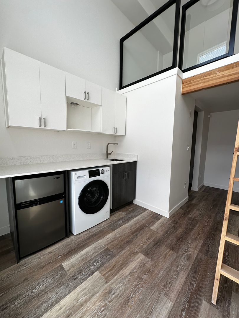 Seattle Apartment: 3050 SW Avalon Way