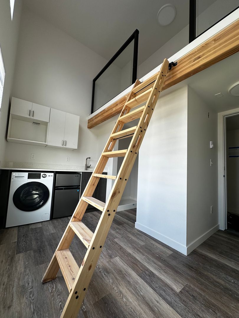 Seattle Apartment: 3050 SW Avalon Way