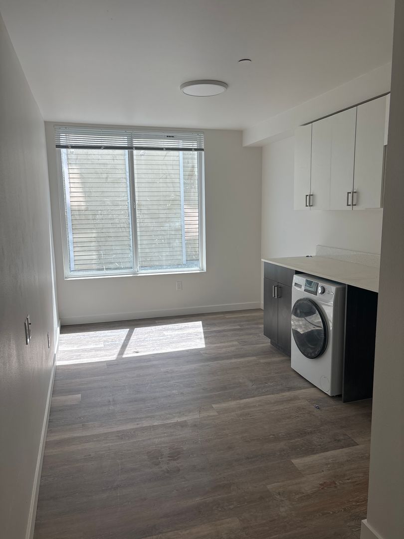 Seattle Apartment: 3050 SW Avalon Way