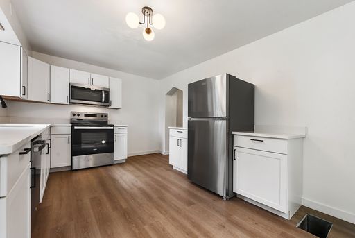 Remodeled 2 bedroom with backyard