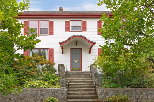 Alameda Charmer w/AC and Enclosed Yard – photo 1