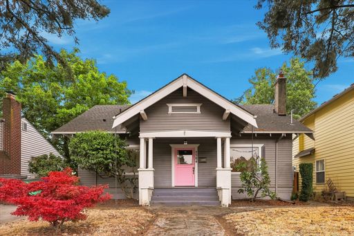 Old-school charm, plenty of space, and Woodstock right outside your door. – photo 1
