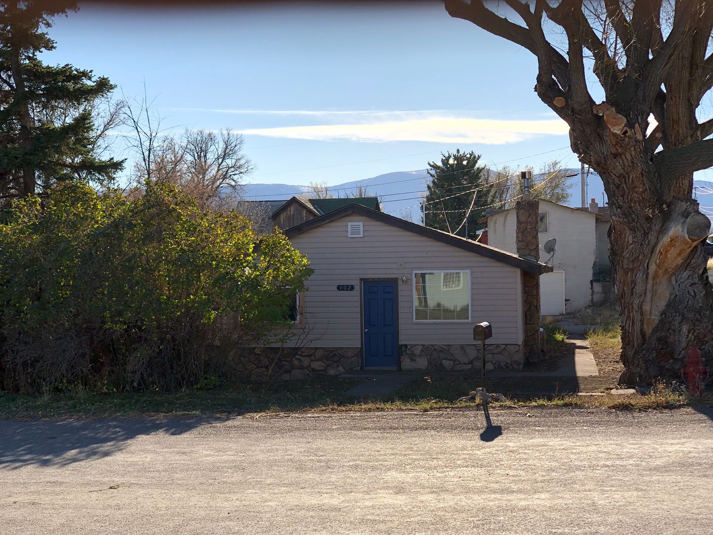 Livingston House: 102 S O St #A