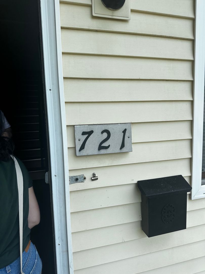 West Burlington Apartment: 700 Swan St