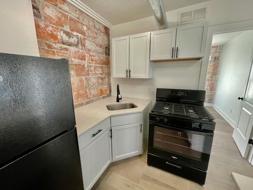 The Six on 6th | 1-Bedroom Apartment with a Den – photo 1