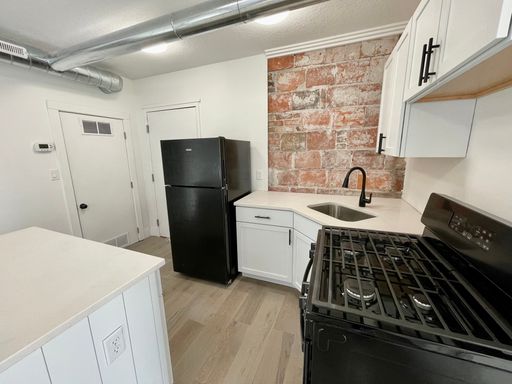 The Six on 6th | 3-Bedroom Apartment – photo 1