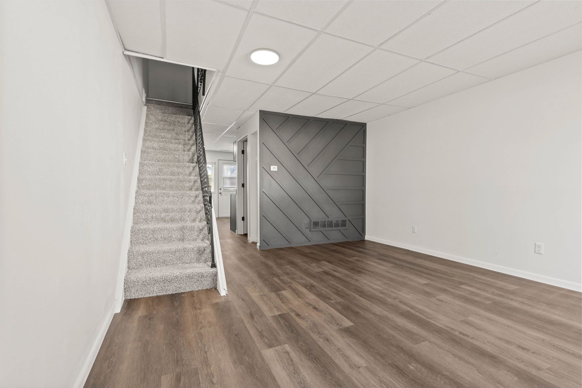 West Burlington Apartment: 700 Swan St