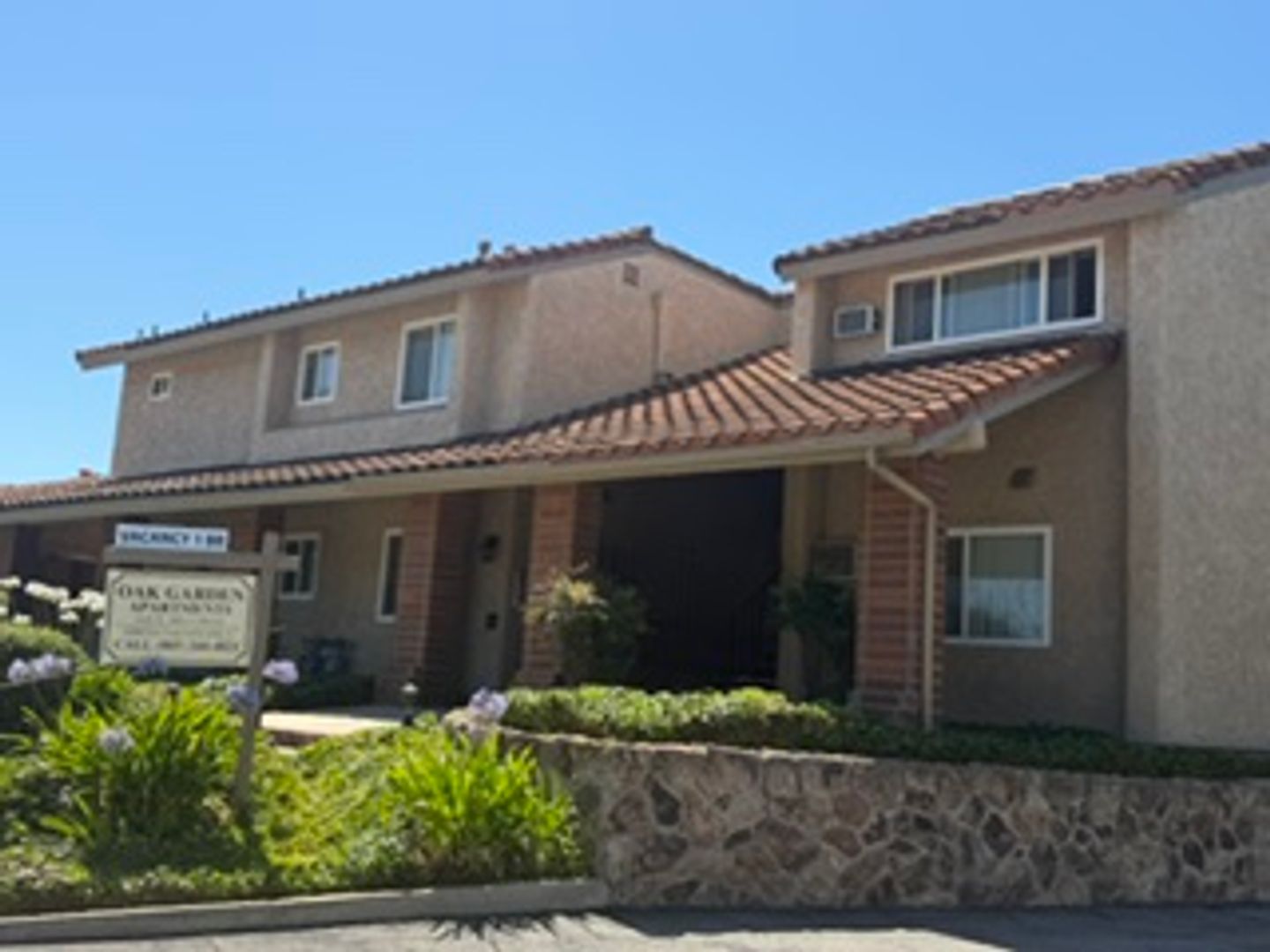 Thousand Oaks Apartment: 1642 E. Hillcrest Dr