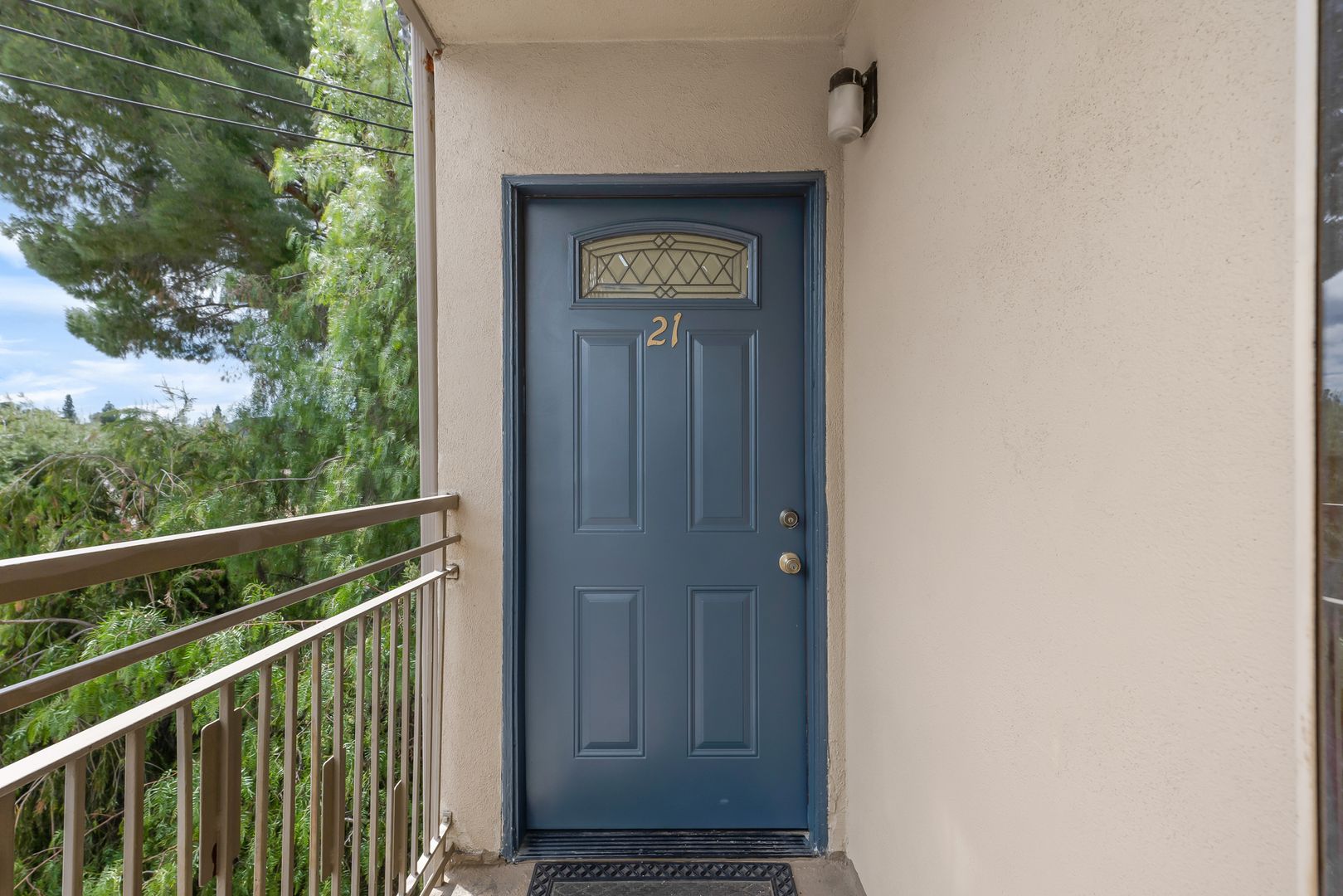 Thousand Oaks Apartment: 1690 E. Hillcrest Dr.
