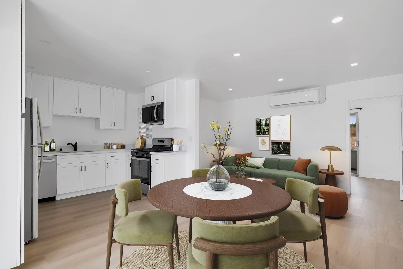 Thousand Oaks Apartment: 605 Warwick Ave