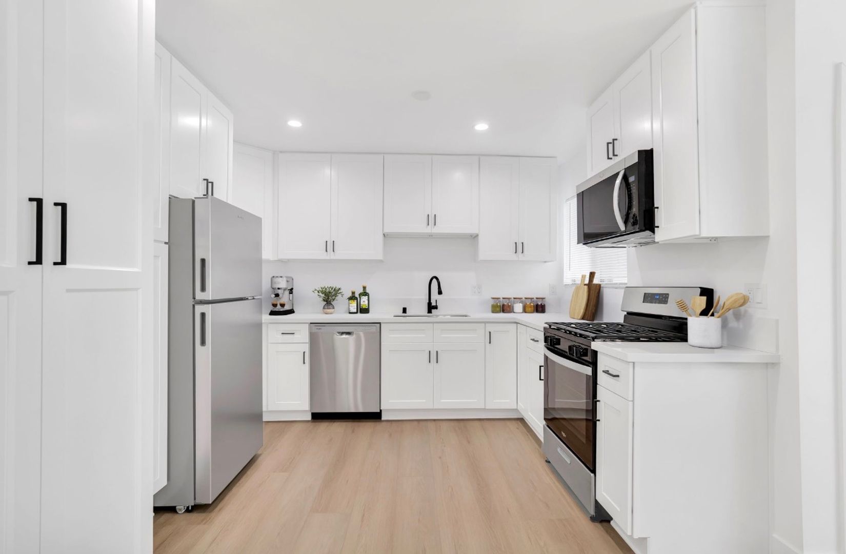 Thousand Oaks Apartment: 605 Warwick Ave