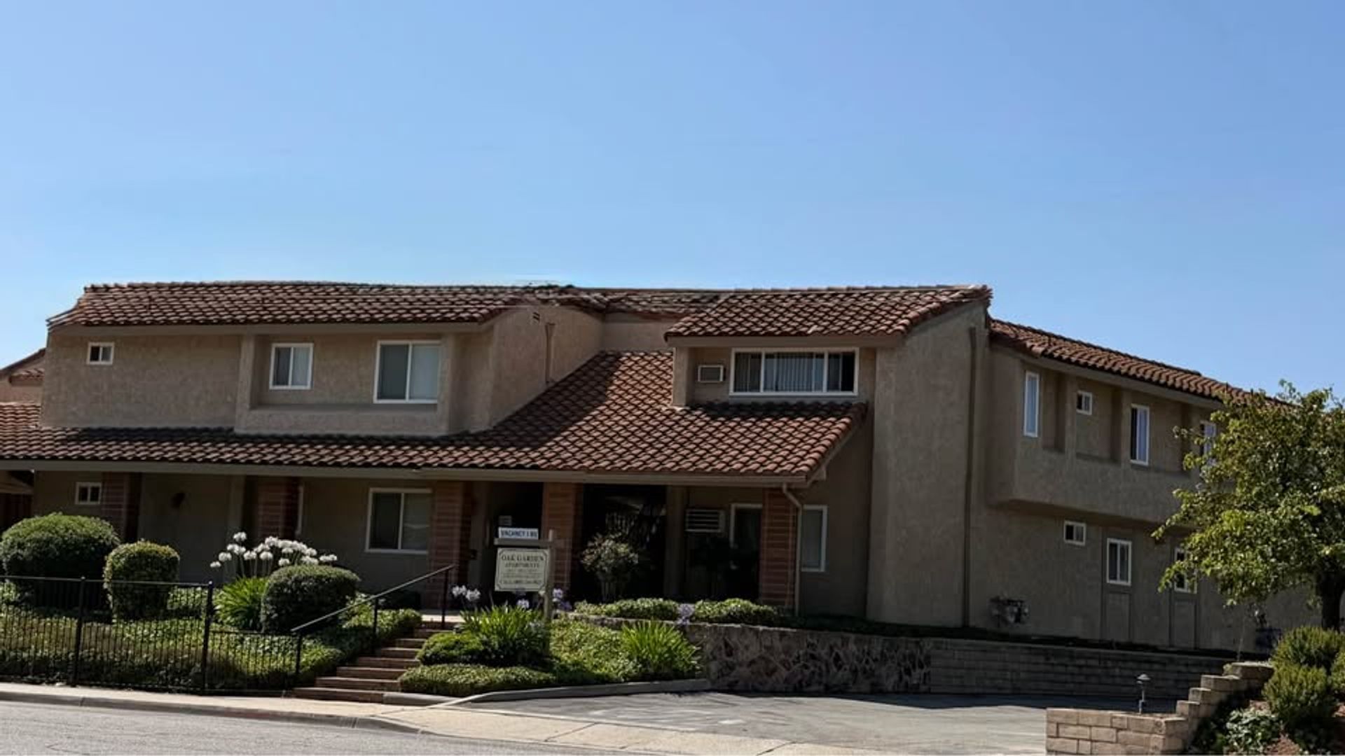 Thousand Oaks Apartment: 1642 E. Hillcrest Dr
