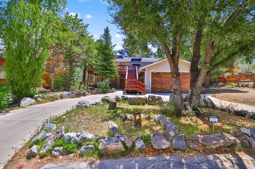 Charming 3 Bed Mountain Retreat | Wood Beams, Fireplace & Deck – photo 1