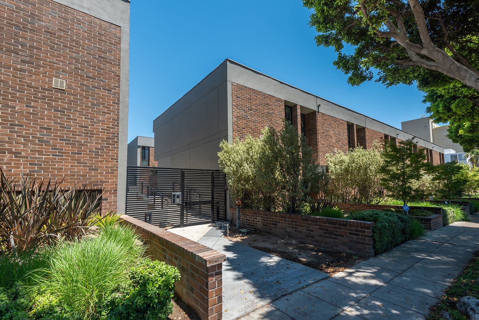 Beverly Hills House: 9301 Burton Way