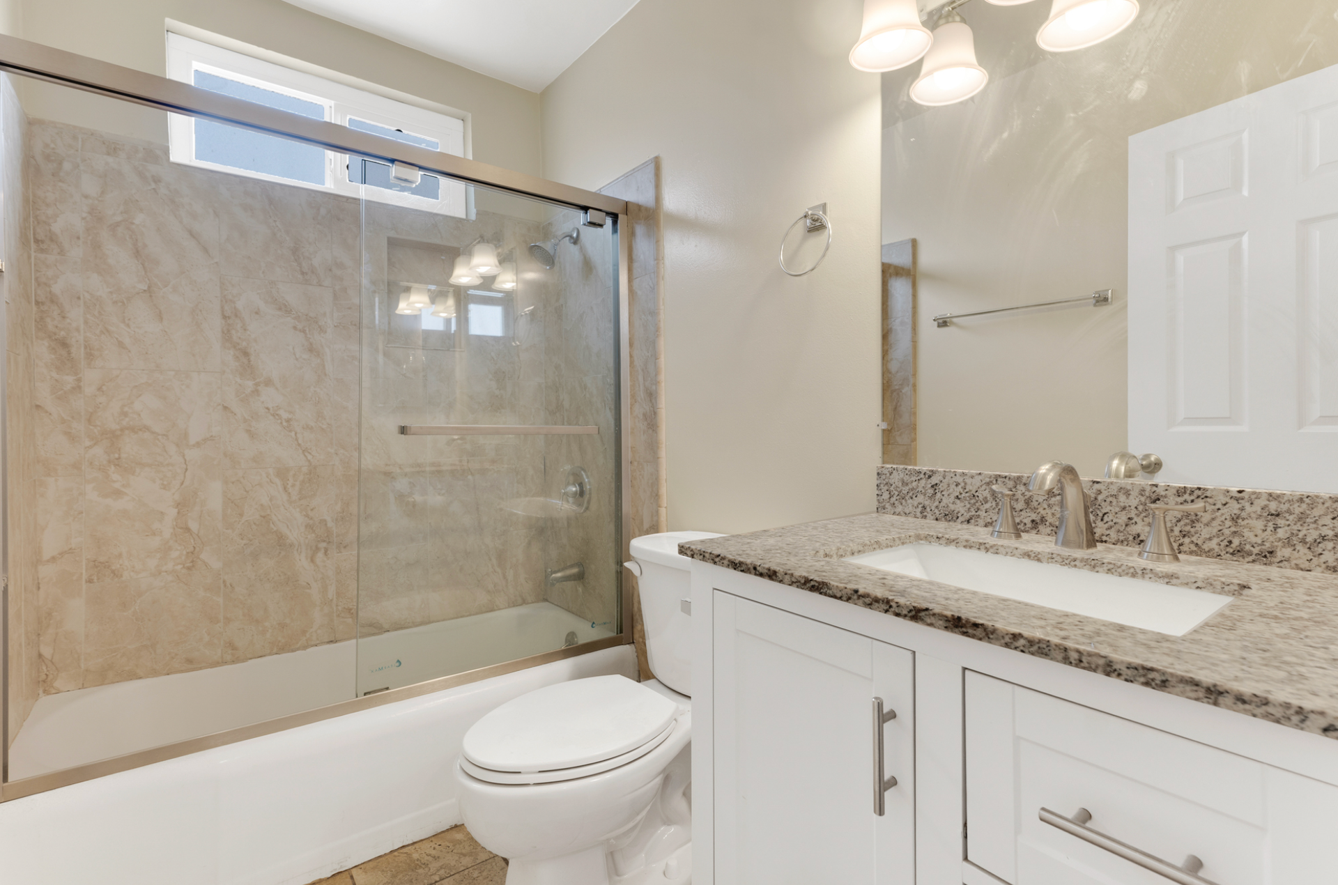Thousand Oaks Apartment: 1690 E. Hillcrest Dr.