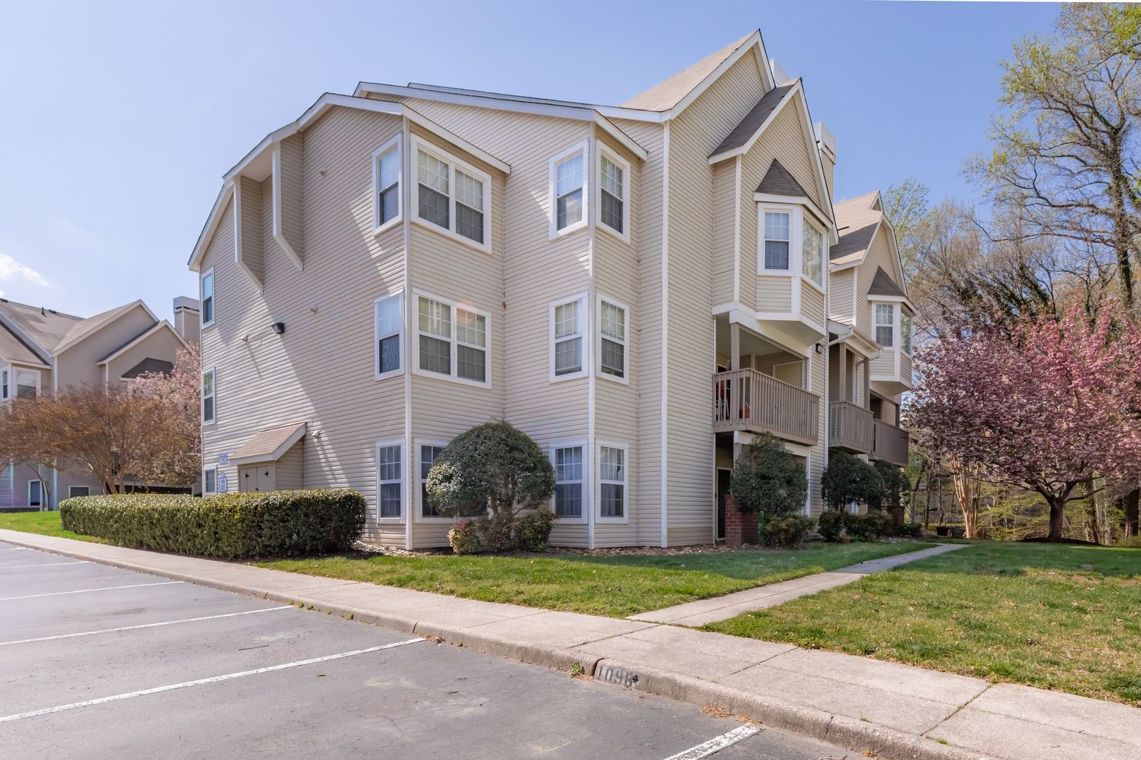 Williamsburg House: 109 Stratford Drive, Unit H