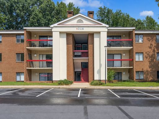 Beautiful 2 bed condo Near Newtown