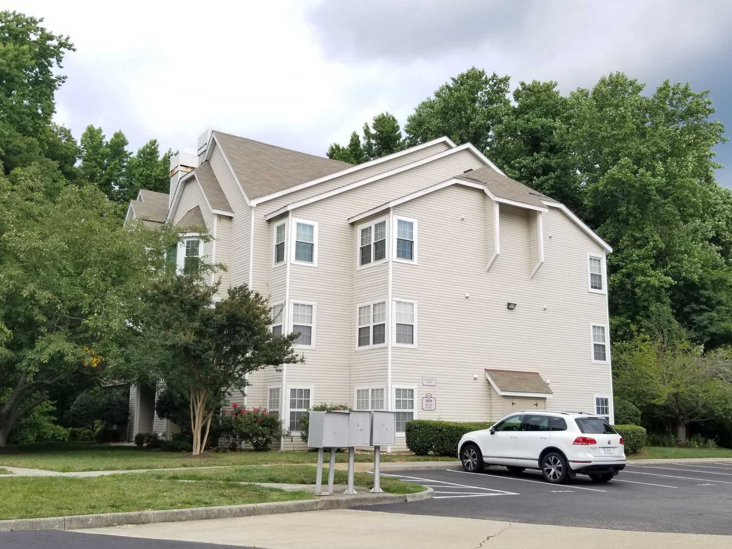 Williamsburg House: 109 Stratford Drive, Unit H