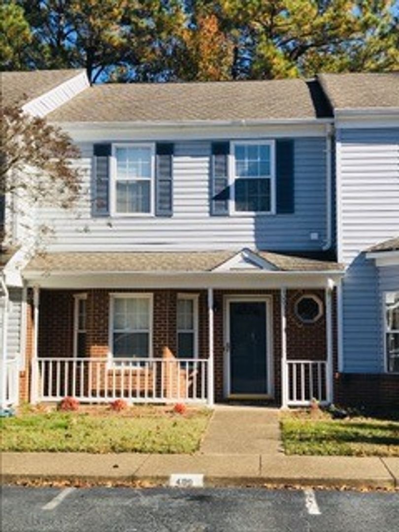 Yorktown House: 409 Wrought Iron Bend