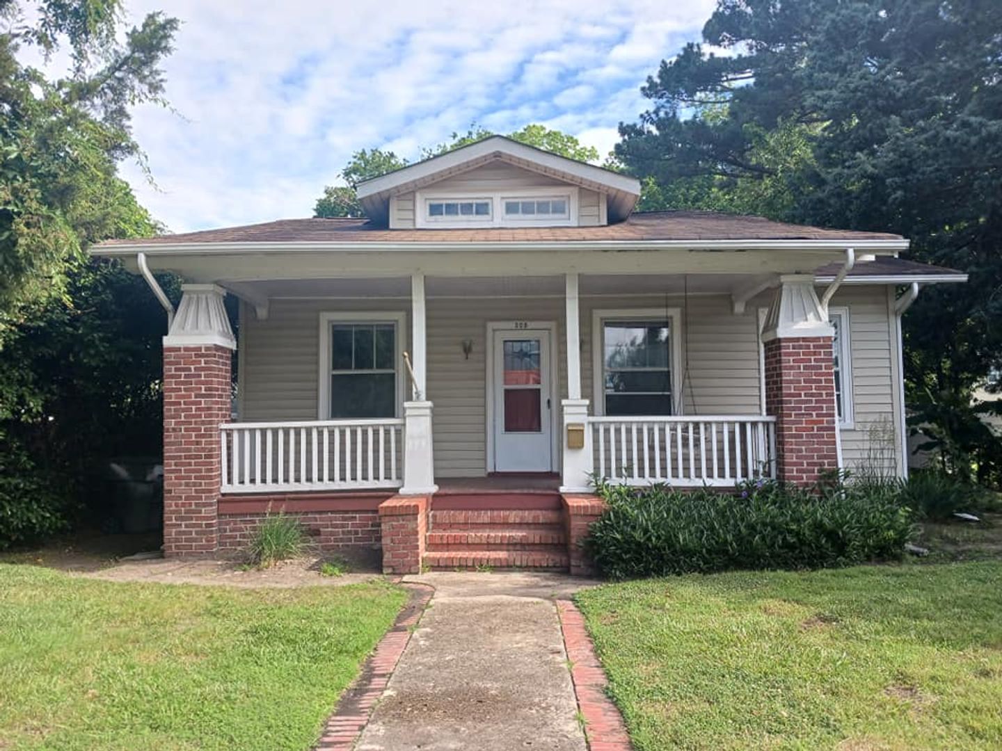 Hampton House: 305 Old Point Avenue