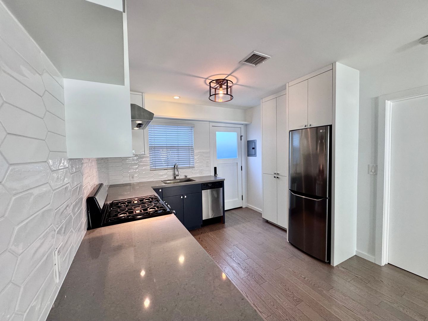 Santa Monica Apartment: 642 Ocean Park Blvd