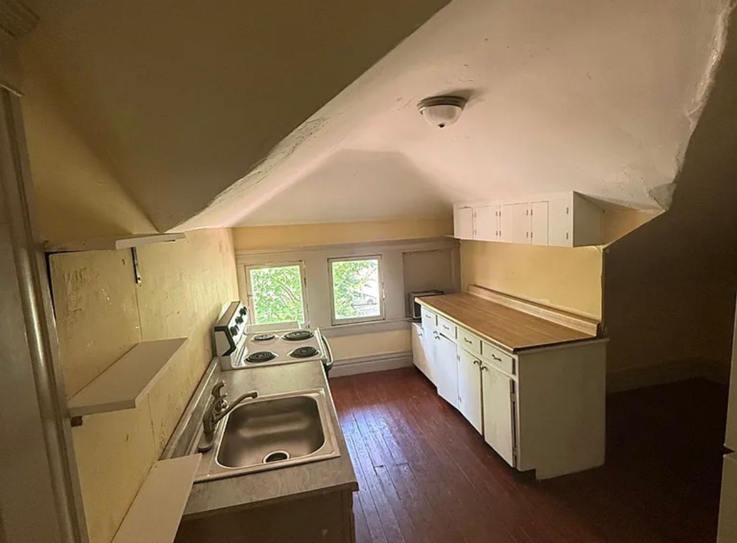 Charleston Apartment: 207 Bradford Street