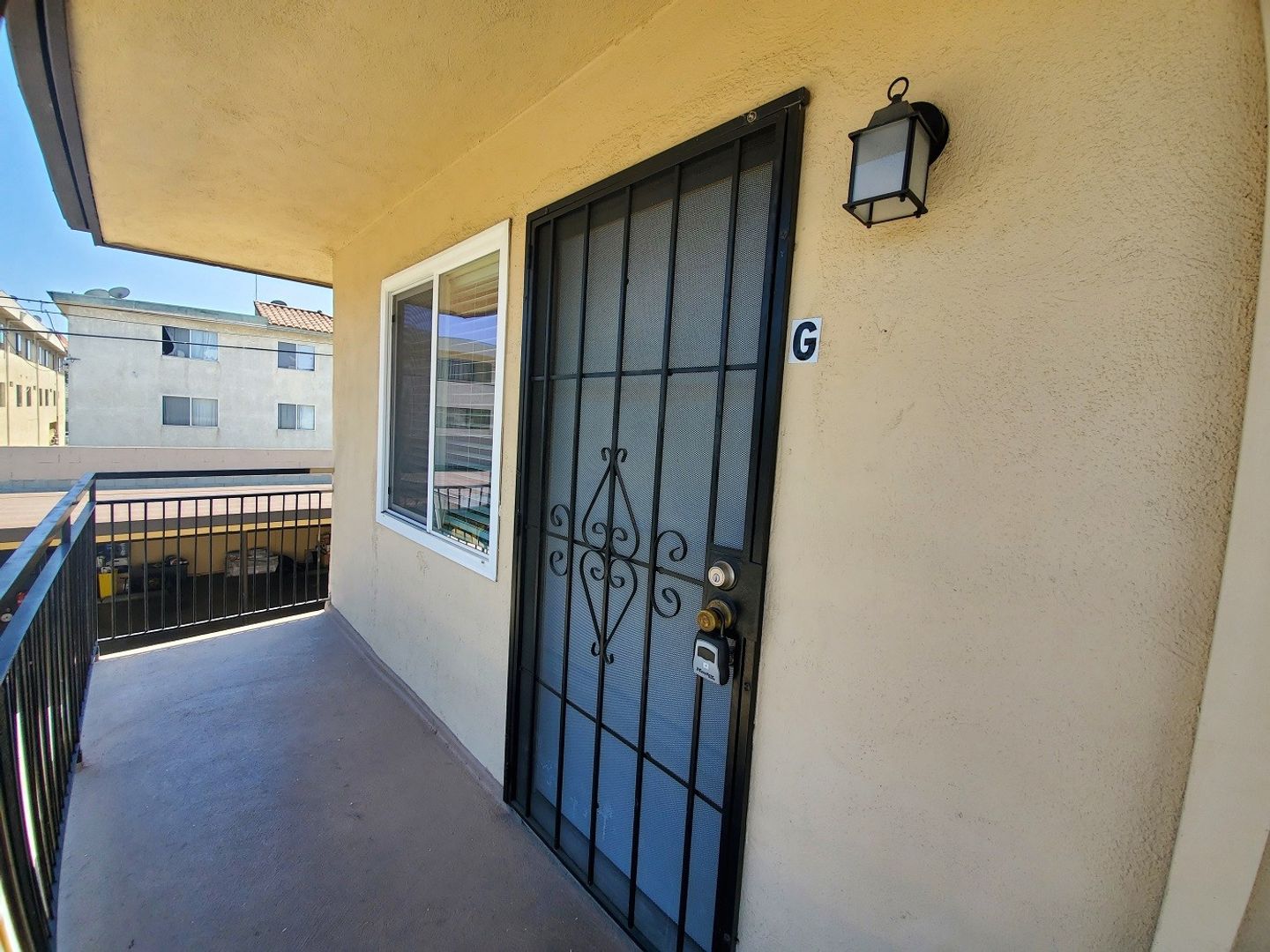 Hawthorne Apartment: 4048 W. 139th St.