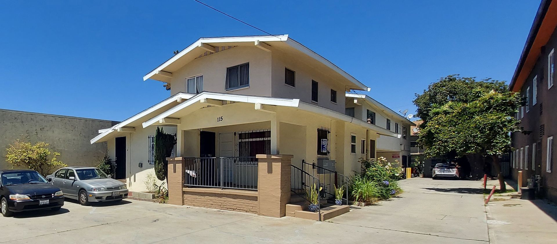 Inglewood Apartment: 115 E. Tamarack Ave.