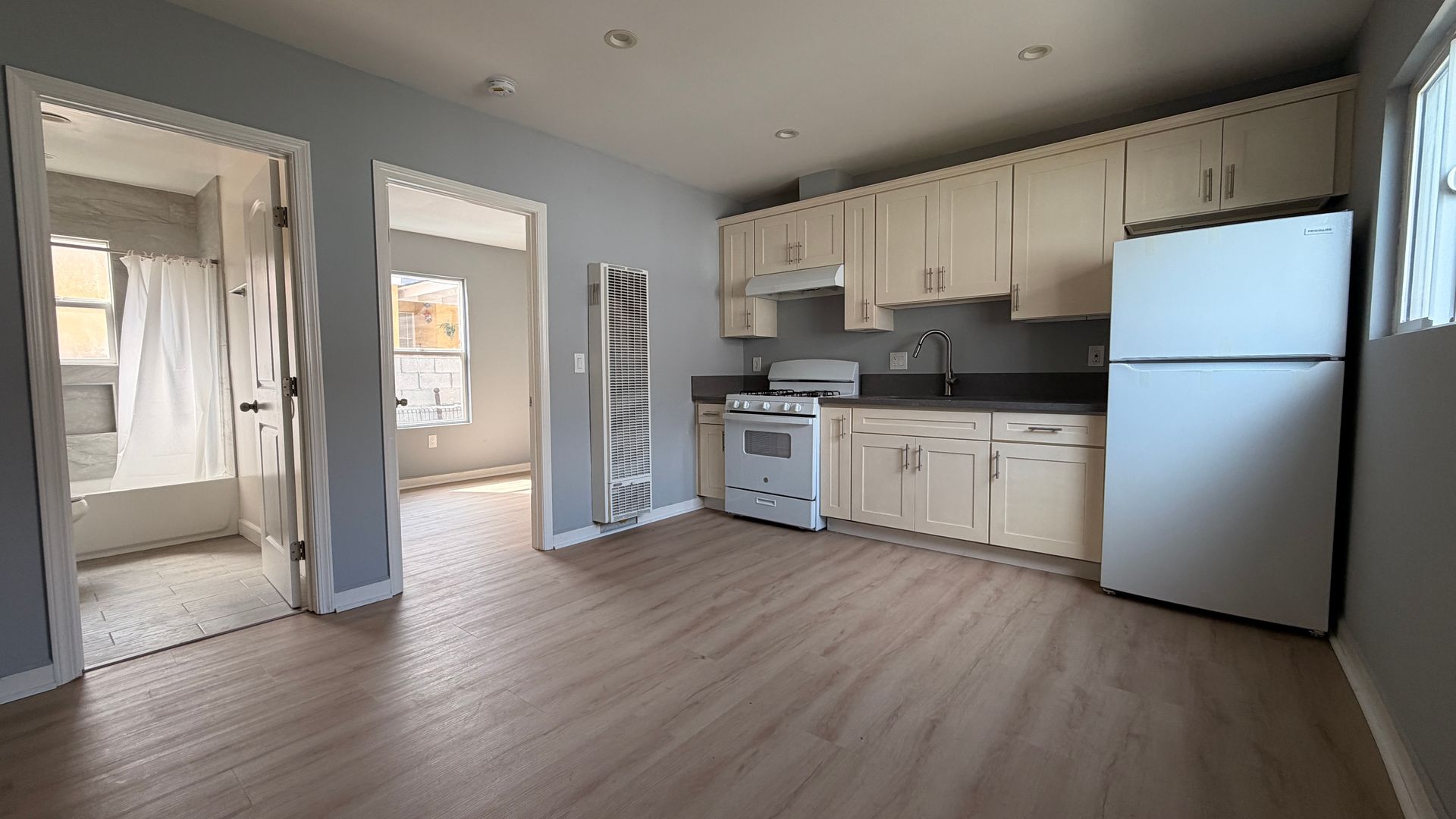 Los Angeles Apartment: 923-931 1/2 W 75th St