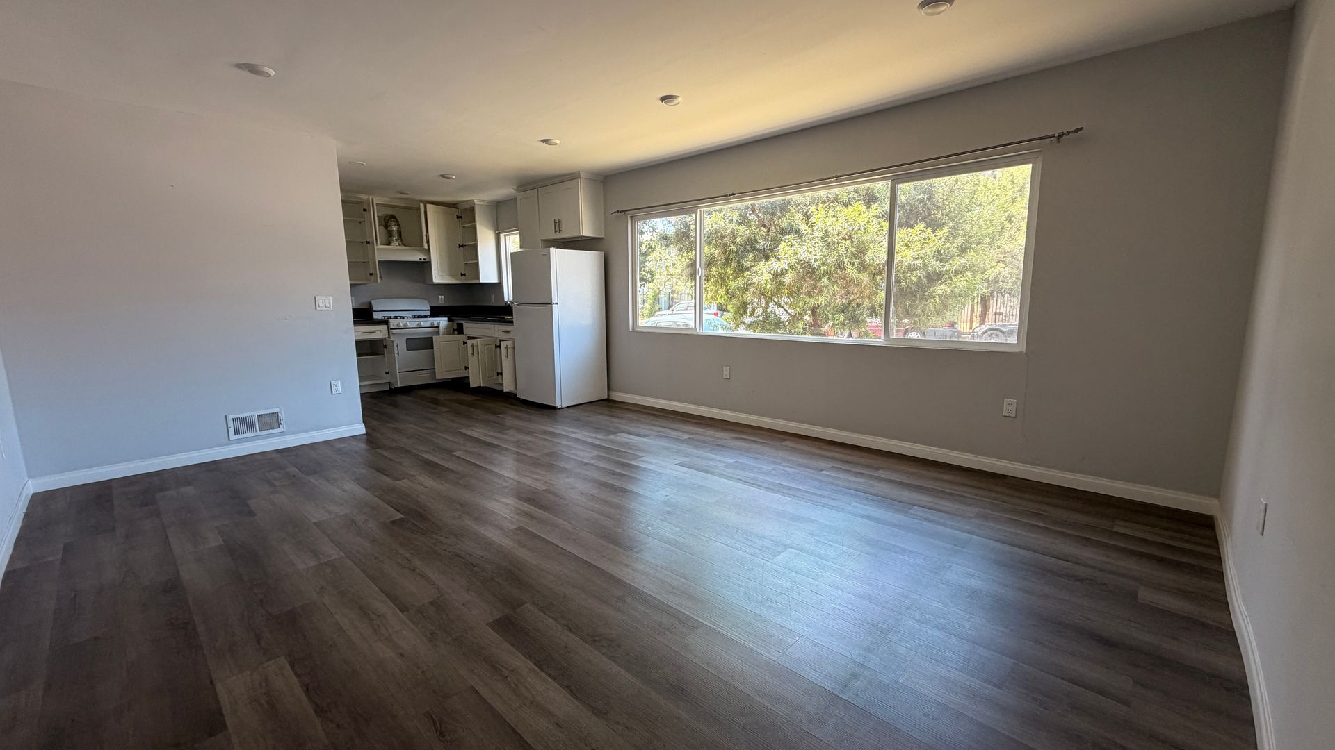 Los Angeles Apartment: 3920 Hillcrest Drive