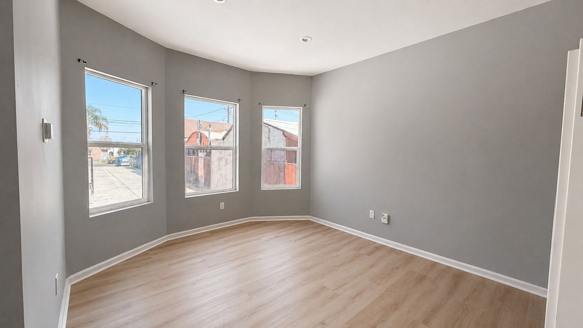 Los Angeles Apartment: 1242-1244 1/2 W 93rd St
