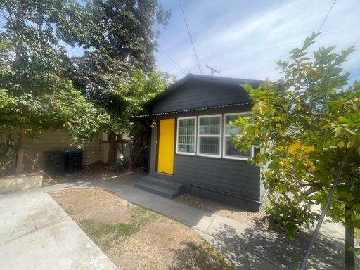 Private Detached 1 Bedrm + Den Available Now! – photo 1