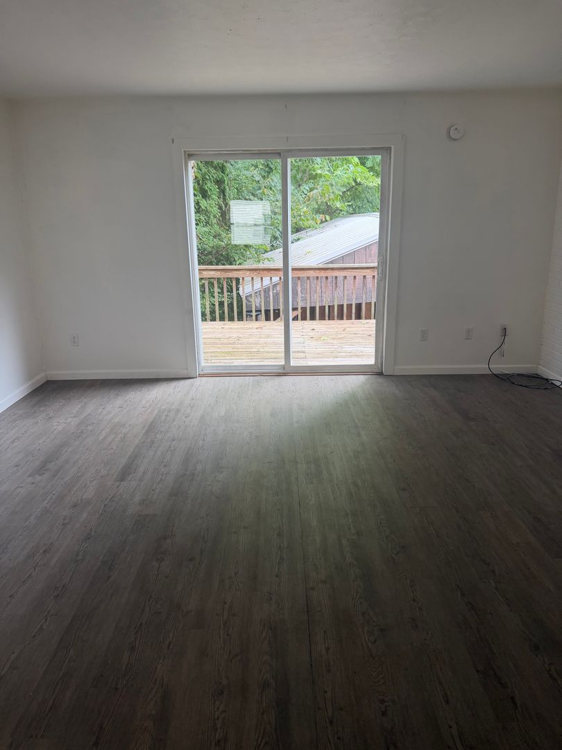Tarentum Apartment: 19 A-B E. 10th Ave