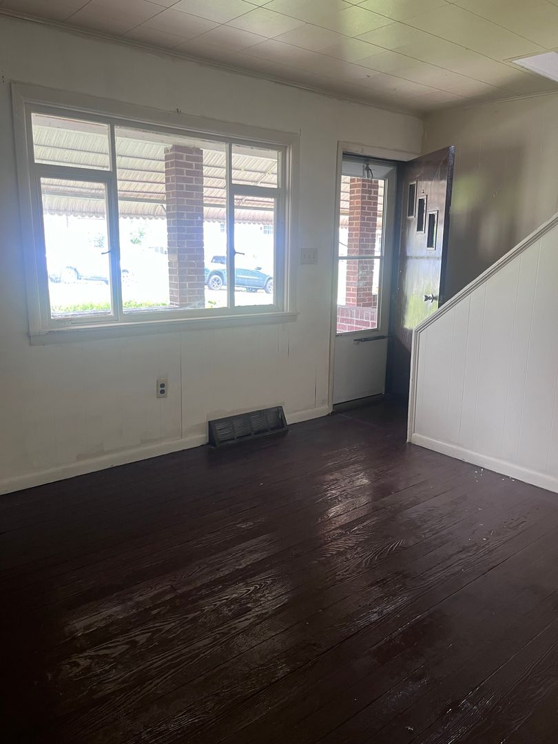 Vandergrift Apartment: 318 Spruce St