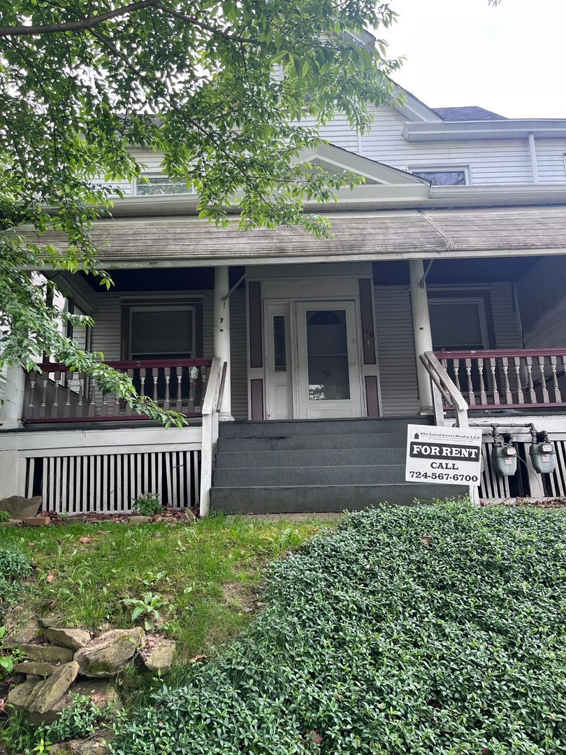 Vandergrift Apartment: 176 C D Washington Ave