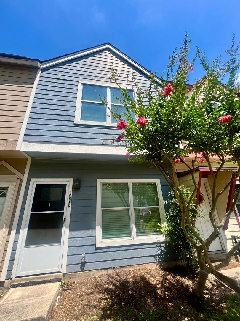 2 Bedroom/2.5 Bath Townhome! Close to Major Hwys: 281-1604-410